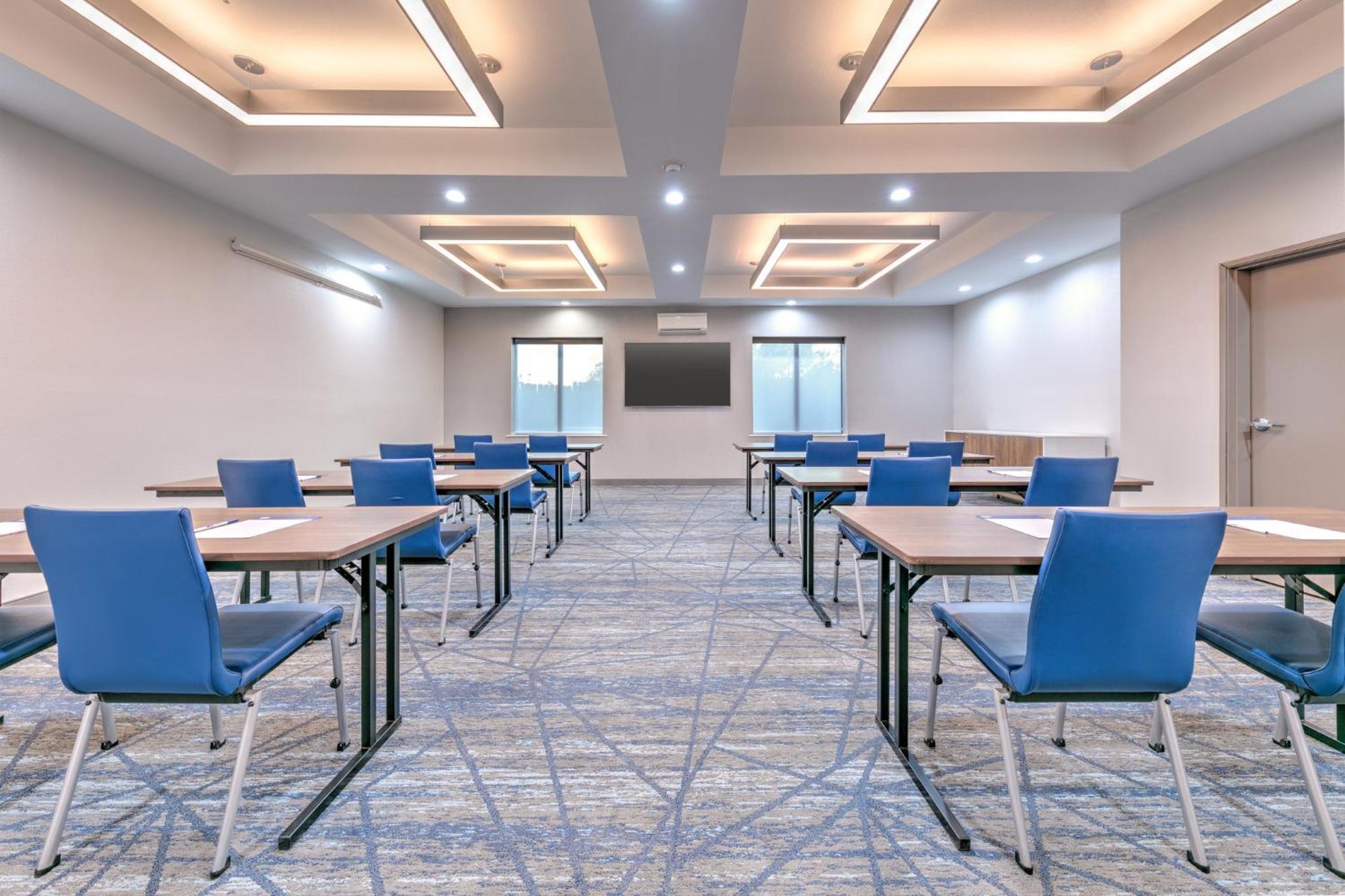 Holiday Inn Express Hotel & Suites Winnie By Ihg Exterior foto