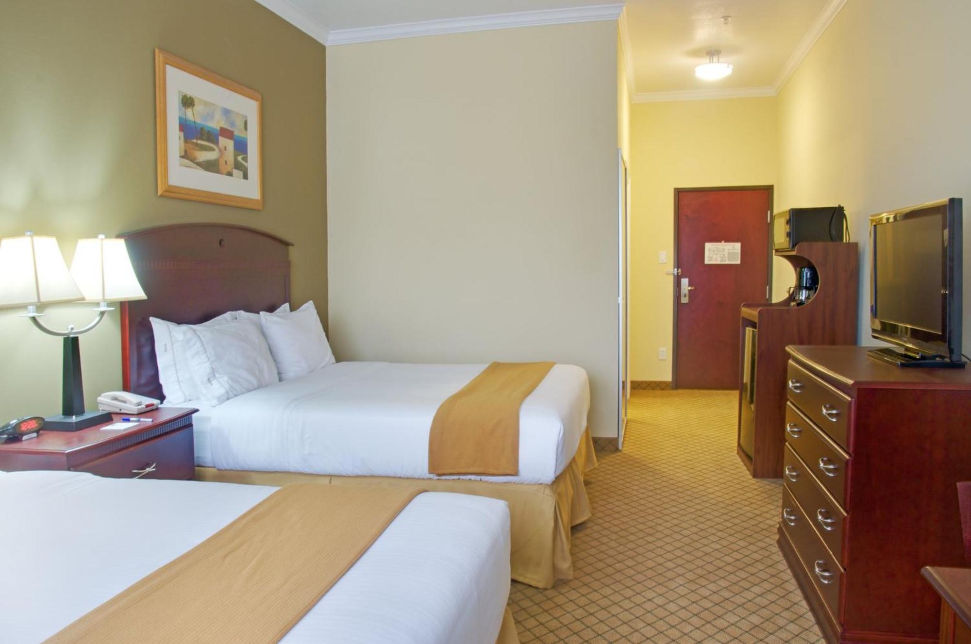 Holiday Inn Express Hotel & Suites Winnie By Ihg Exterior foto