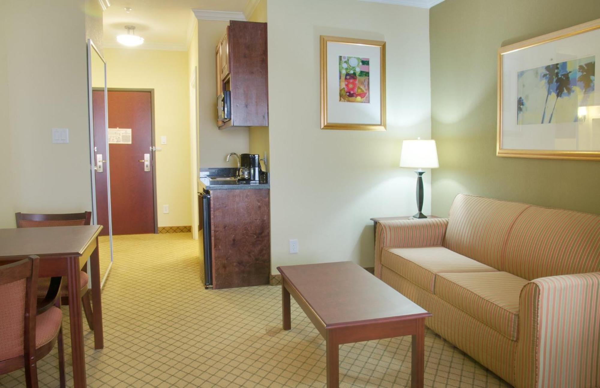 Holiday Inn Express Hotel & Suites Winnie By Ihg Exterior foto