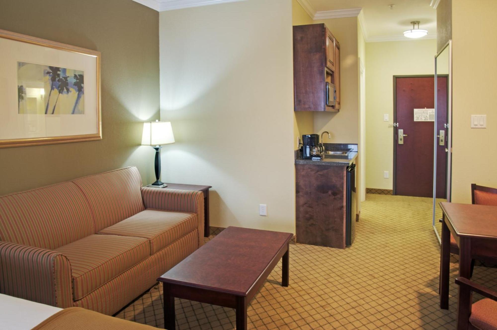 Holiday Inn Express Hotel & Suites Winnie By Ihg Exterior foto